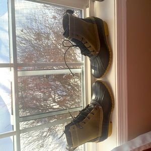 Women’s L.L. Bean Tumbled leather in Olive Green and black size 9.